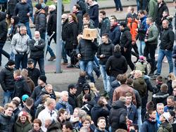 Er is onvrede bij de Feyenoord-supporters. Voor aanvang van de belangrijke wedstrijd tegen Roda JC was er een ludieke protestmars (21-02-2016). 