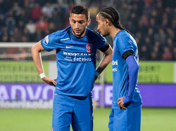 Jerson Cabral (r.) praat even met Hakim Ziyech (l.) over een vrije trap die FC Twente mag nemen. Het is uiteindelijk Ziyech die aanlegt en op bezoek bij Willem II de 2-3 maakt. (02-04-2016).