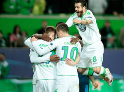 Die Spieler des VfL Wolfsburg feiern den 2:0-Überraschungscoup gegen Real Madrid