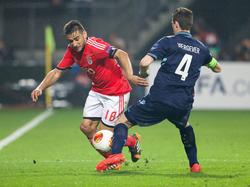 Nick Viergever (r.) probeert Eduardo Salvio (l.) af te stoppen tijdens AZ - Benfica. (3-4-2014)