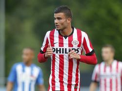 Rai Vloet in actie tijdens het oefenduel FC Eindhoven - PSV Eindhoven. (15-7-2014)