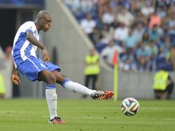 Een gefocuste Martins Indi passt de bal naar voren tijdens een wedstrijd tussen FC Porto en FC Moreirense. (31-08-2014)