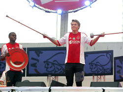 Viktor Fischer (r.) is net geopereerd en moet het kampioensfeest van Ajax vieren op krukken. 