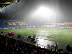De hevige regenval in Lissabon zorgt ervoor dat het Europa League-duel tussen Estoril en PSV bij rust gestaakt wordt. (27-11-2014)