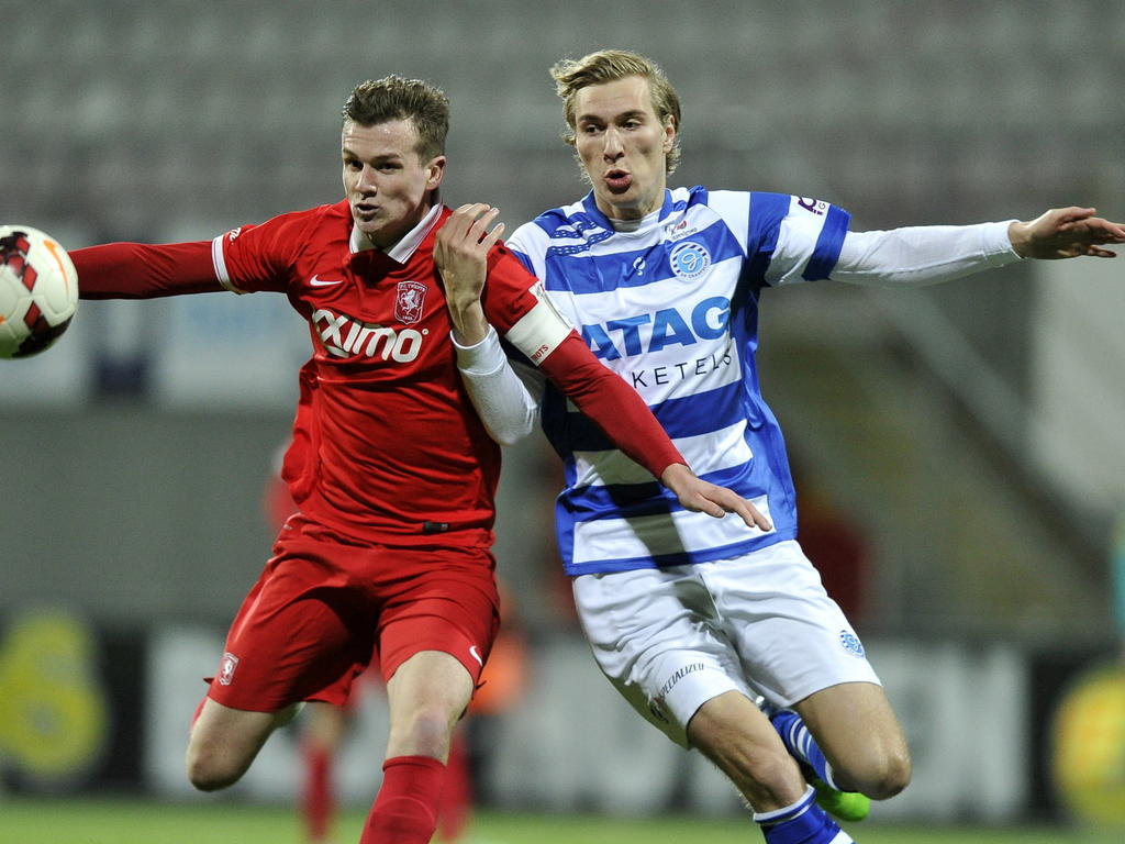 Vincent Vermeij (r.) trekt Peet Bijen aan de arm tijdens Jong FC Twente - De Graafschap. (23-02-2015) Vincent Vermeij (r.) trekt Peet Bijen aan de arm tijdens Jong FC Twente - De Graafschap. (23-02-2015)