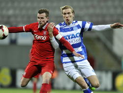 Vincent Vermeij (r.) trekt Peet Bijen aan de arm tijdens Jong FC Twente - De Graafschap. (23-02-2015)