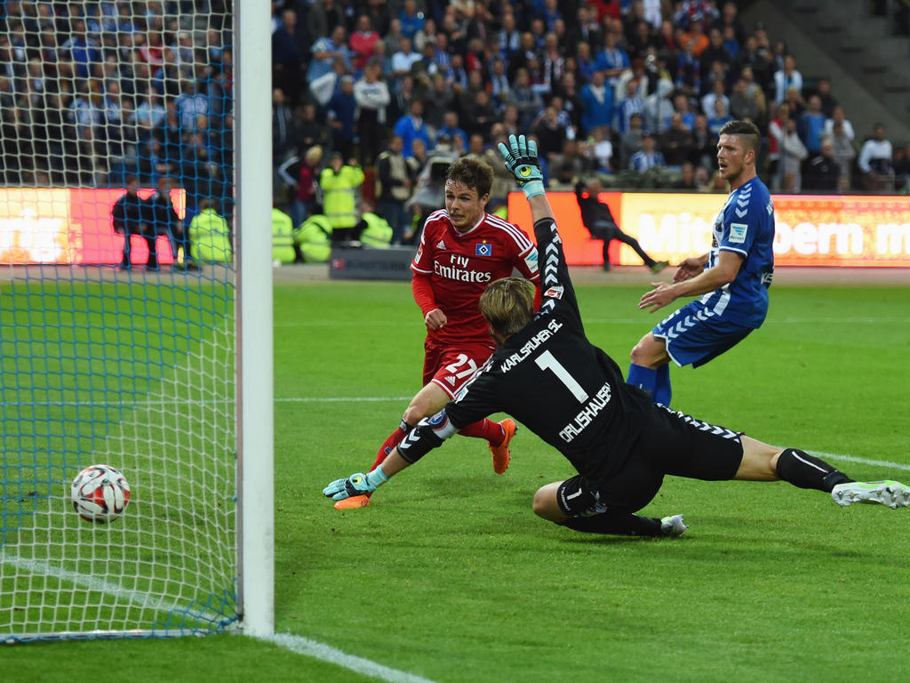 Nicolai Müller (l.) hält den HSV durch seinen 2:1-Siegtreffer in der Liga