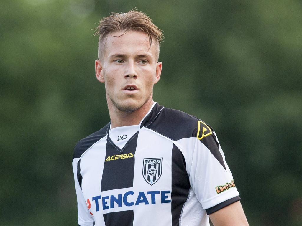Paul Gladon trekt voor het eerst het shirt van Heracles Almelo aan in de oefenwedstrijd tegen SVWZ. De aanvaller staat voor zijn debuut in de Eredivisie tijdens het seizoen 2015/2016. (04-07-2015)