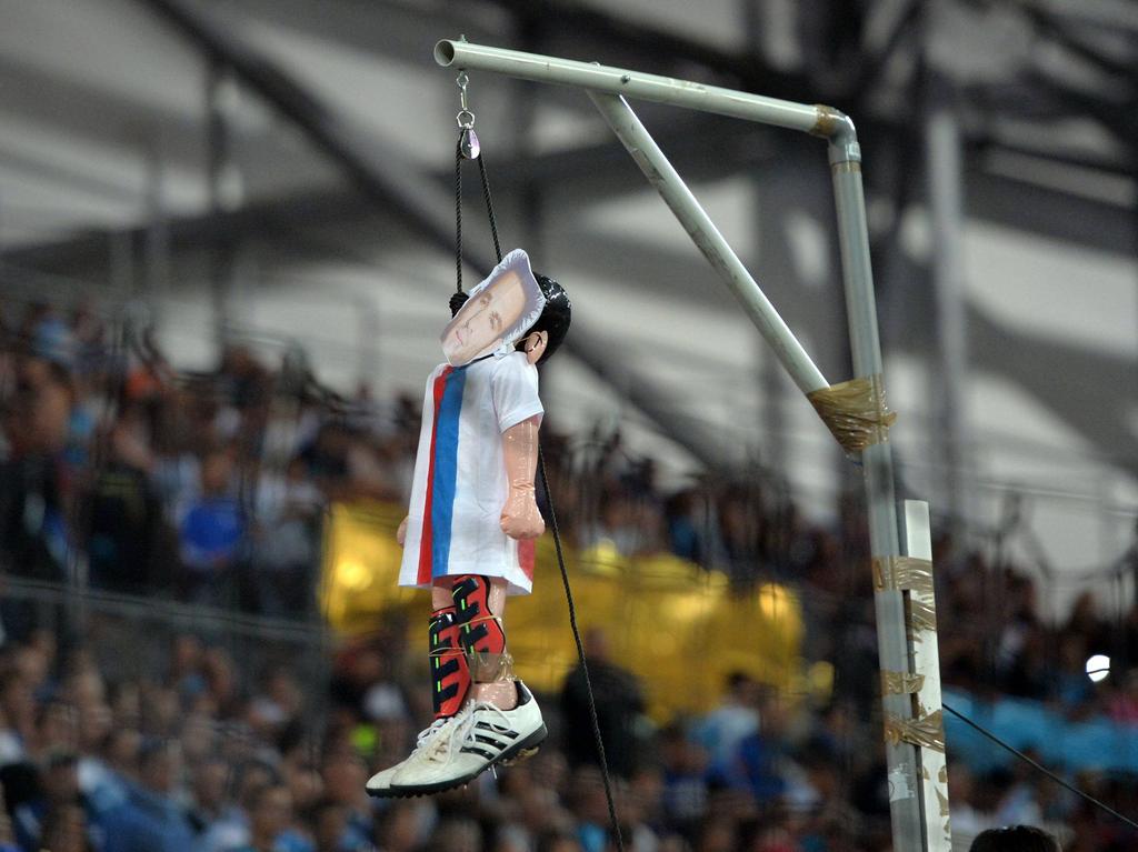 Fans von Olympique Marseille haben eine Valbuena-Figur symbolisch aufgehängt