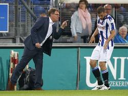 Joey van den Berg (r.) krijgt instructies van sc Heerenveen-trainer Dwight Lodeweges (l.) tijdens het competitieduel met De Graafschap. (11-08-2015)