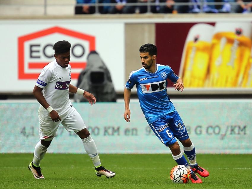 Mbark Boussoufa aan de bal voor AA Gent tijdens het competitieduel met Racing Genk. (22-05-2016) Mbark Boussoufa aan de bal voor AA Gent tijdens het competitieduel met Racing Genk. (22-05-2016)