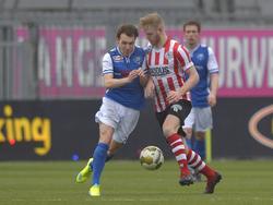 Joey Belterman (l.) vecht een duel uit met Mart Dijkstra (r.) tijdens het competitieduel FC Den Bosch - Sparta Rotterdam (31-01-2016).