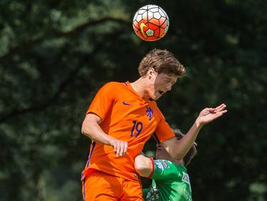 Sam Lammers (l.) wint het kopduel van zijn mandekker tijdens de oefenwedstrijd van Oranje onder 19 tegen KV Oostende. (06-07-2016)