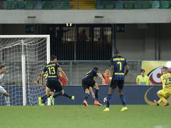 Valter Birsa omspeelt de verdediging van Inter en scoort de openingstreffer, 1-0. (21-08-2016)