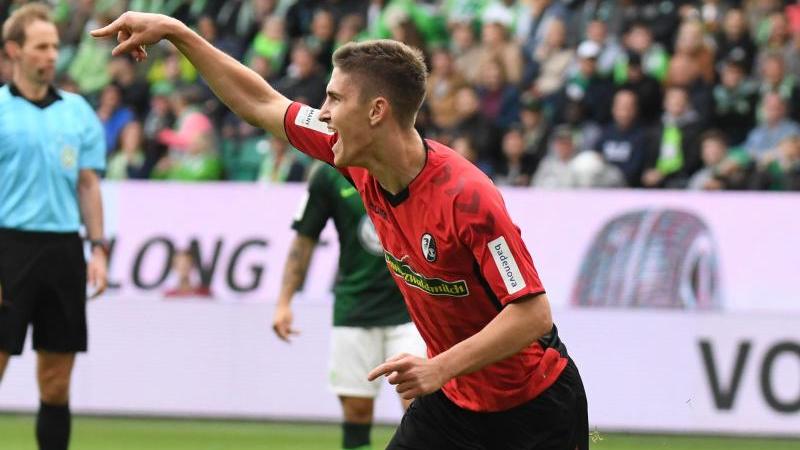 Freiburgs Roland Sallai bejubelt sein Tor zum 1:0 gegen den VfL Wolfsburg