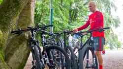Arjen Robben bei einer der ungeliebten Fahrrad-Einheiten