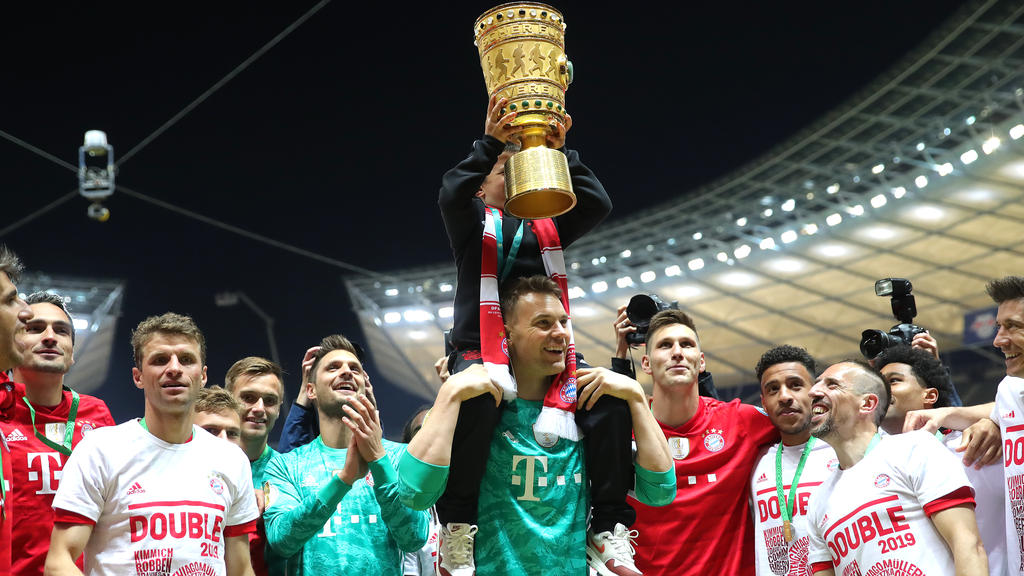 Manuel Neuer (M.) konnte sich nach dem Finale feiern lassen