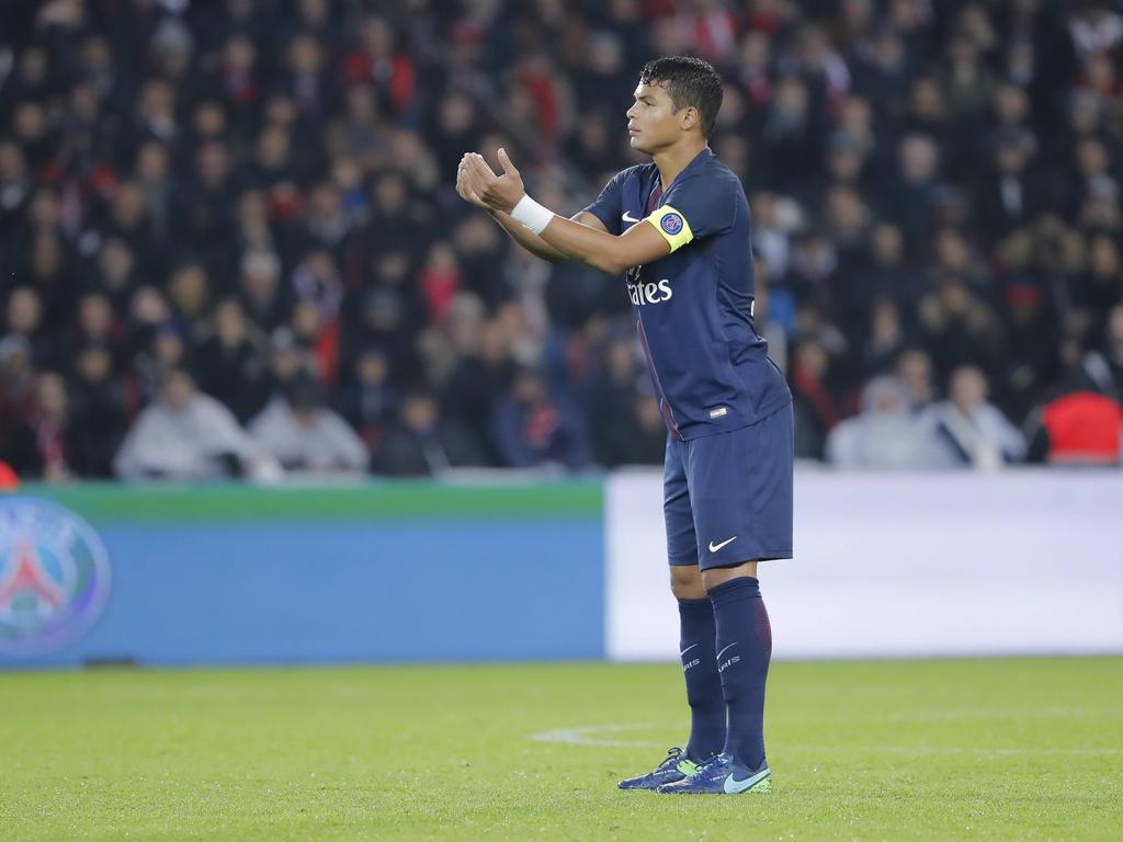 Thiago Silva vraagt om hulp tijdens het competitieduel Paris Saint-Germain - Olympique Marseille (23-10-2016).
