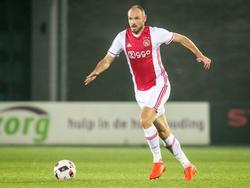 Heiko Westermann heeft de bal tijdens het competitieduel Jong Ajax - VVV-Venlo (31-10-2016).