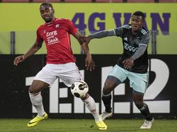 Gyrano Kerk (l.) vecht een duel uit met Azor Matusiwa (r.) tijdens het competitieduel Jong FC Utrecht - Jong Ajax (21-11-2016).