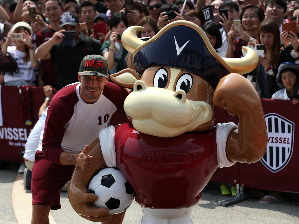 Lukas Podolski posa con la mascota de su equipo. (Foto: Getty)