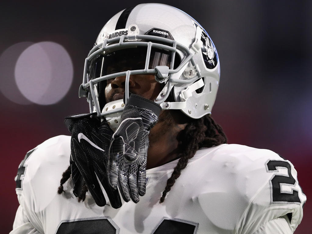 Die Handschuhe am Helm, die Hände frei: Marshawn Lynch Die Handschuhe am Helm, die Hände frei: Marshawn Lynch