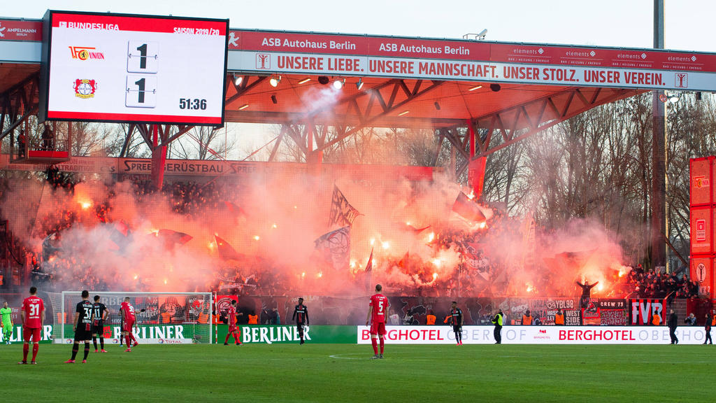 Anhänger von Bayer Leverkusen sorgten für eine lange Nachspielzeit in Berlin