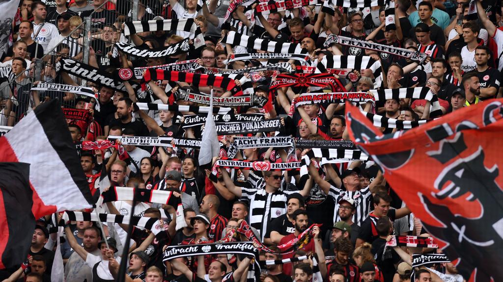 Fans von Eintracht Frankfurt dürfen das Spiel gegen den FC Basel im Stadion verfolgen