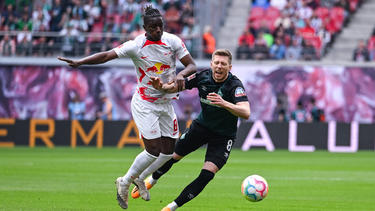 Christopher Nkunku (M) und RB Leipzig sicherten sich gegen Bremen spät die drei Punkte.