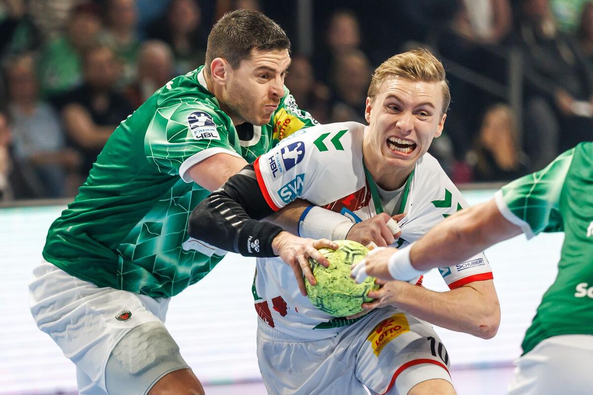 Mijajlo Marsenic (l.) und Magdeburgs Gisli Kristjansson im Duell um den Ball. (Archivbild)