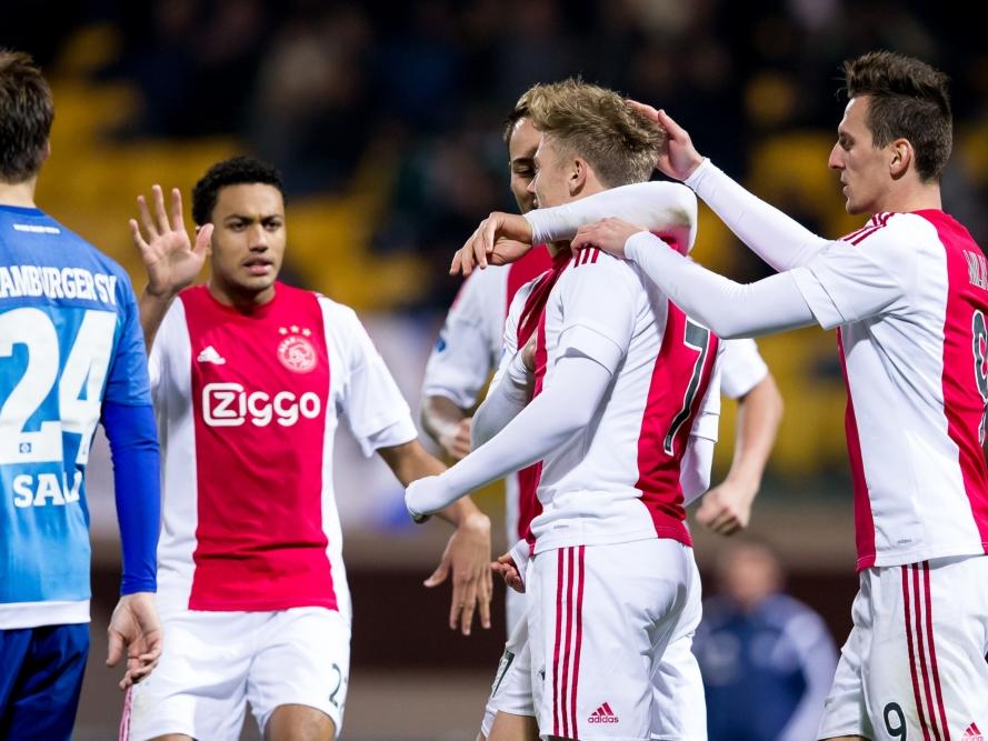 Viktor Fischer (m.) wordt bejubeld nadat hij Ajax op een 2-0 voorsprong heeft gezet in de oefenwedstrijd tegen Hamburger SV. (09-01-2016) Viktor Fischer (m.) wordt bejubeld nadat hij Ajax op een 2-0 voorsprong heeft gezet in de oefenwedstrijd tegen Hamburger SV. (09-01-2016)