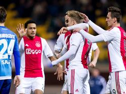 Viktor Fischer (m.) wordt bejubeld nadat hij Ajax op een 2-0 voorsprong heeft gezet in de oefenwedstrijd tegen Hamburger SV. (09-01-2016)