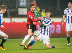NEC Nijmegen-speler Christian Robert Santos Freire in duel met SC Heerenveen-speler Morten Thorsby. (20-02-2016)