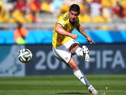 James Rodríguez schiet op doel tijdens de groepswedstrijd tegen Griekenland