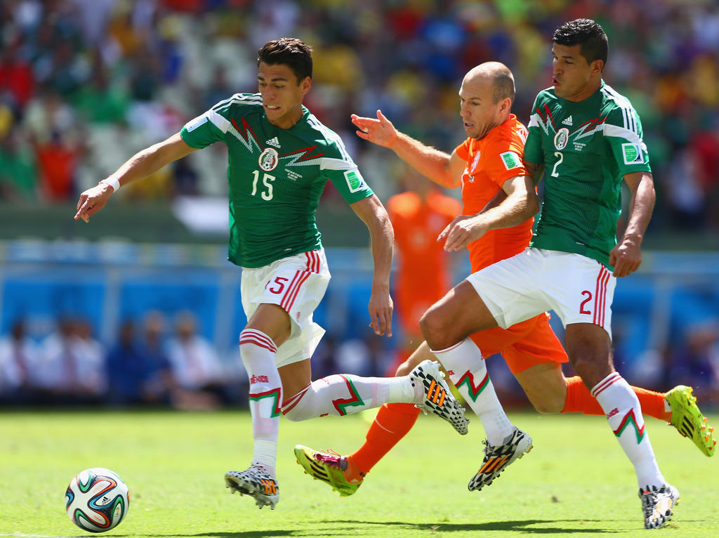 Héctor Moreno (derecha) obstaculiza la carrera de Arjen Robben.