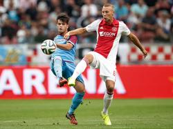 Mike van der Hoorn (r.) duelleert met Valeri Qazaishvili (l.) tijdens Ajax - Vitesse. (10-8-2014)