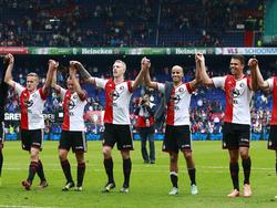 De spelers van Feyenoord bedanken het publiek na de 4-0 overwinning op FC Groningen. (05-10-2014)