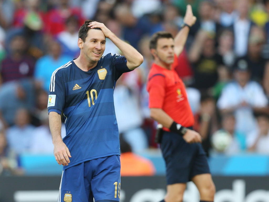 Lionel Messi kan het niet geloven dat hij een kans heeft gemist in de WK-finale tegen Duitsland. (13-07-2014)
