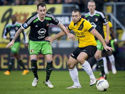 Luke Wilkshire (l.) wordt aangespeeld en verdediger Kenny van der Weg (r.) dekt hem in de wedstrijd NAC Breda - Feyenoord. (21-12-2014)