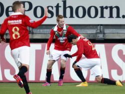Aleksandr Yakovenko (r.) scoort bij zijn debuut voor ADO den Haag tegen FC Twente. Aaron Meijers (l.) en Mike van Duinen vieren feest. (04-02-2015)