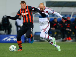 Robben (dcha.) lucha un balón contra Shevchuk. (Foto: Getty)
