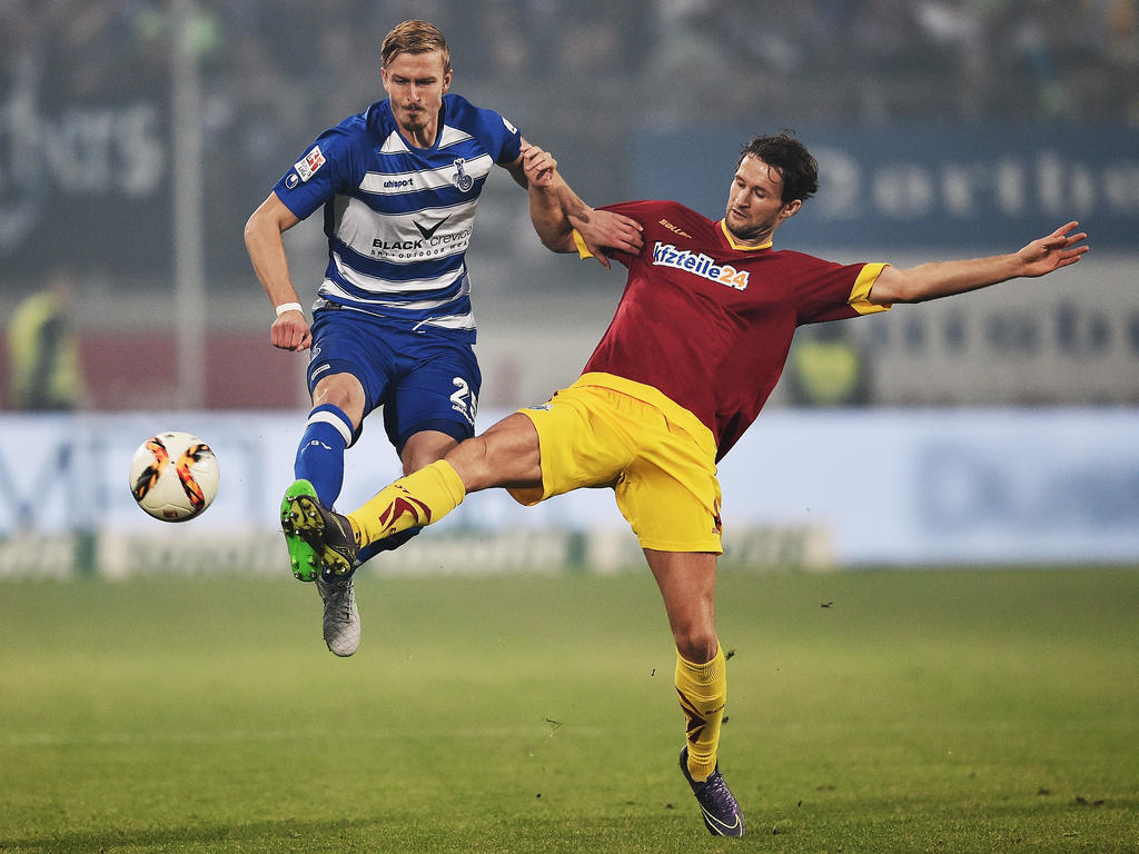 Thomas Meißner (l.) namens MSV Duisburg in duel om de bal.