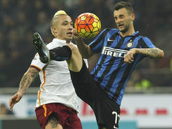 Augen zu und durch: Marcelo Brozovic gewinnt mit Inter gegen Radja Nainggolans Romas