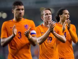 De spelers van het Nederlands elftal bedanken de Oranje-fans in Dublin na het teleurstellende 1-1 gelijkspel tegen Ierland. (27-05-2016)