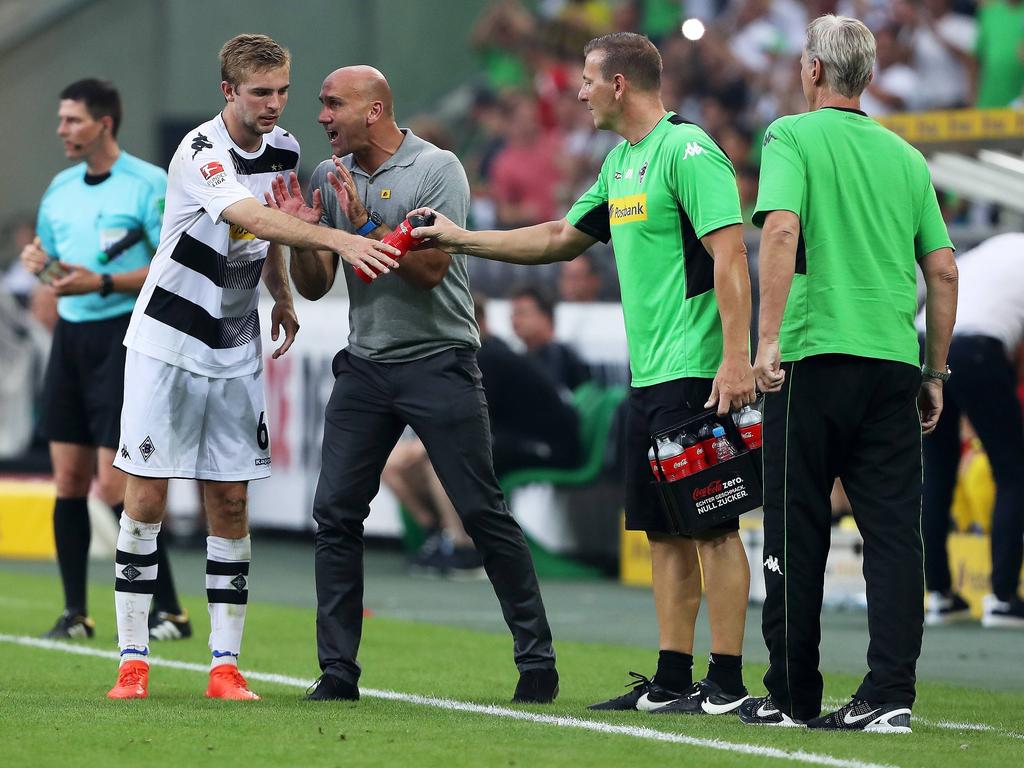 Gladbachs Cheftrainer André Schubert  (2. v.l.) kann auf seine Leistungsträger zählen