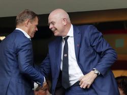 Toon Gerbrands (r.) schudt de hand van Frank Arnesen tijdens de wedstrijd tussen PSV en Feyenoord. (18-09-2016)