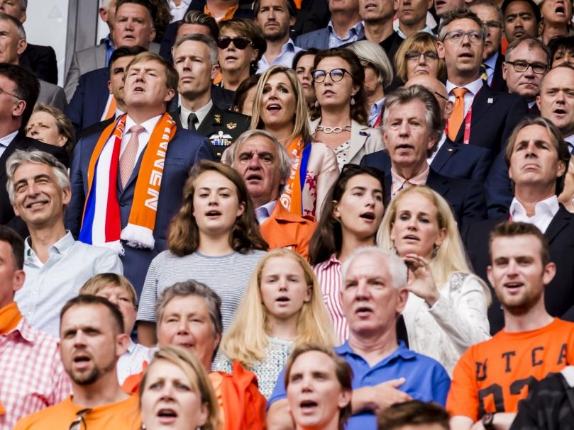 Koning Willem Alexander en Koningin Maxima te midden van de Oranje-fans tijdens de openingswedstrijd van WEURO 2017. (16-07-2017)