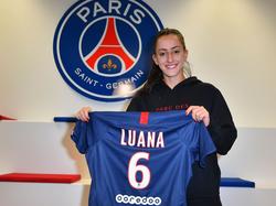 Luana posa con su camiseta del PSG.