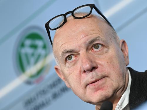 DFB-Boss Bernd Neuendorf bekennt sich zur schwarz-rot-goldenen Kapitänsbinde