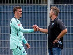 Paderborns Trainer Lukas Kwasniok (r) verabschiedet Max Kruse